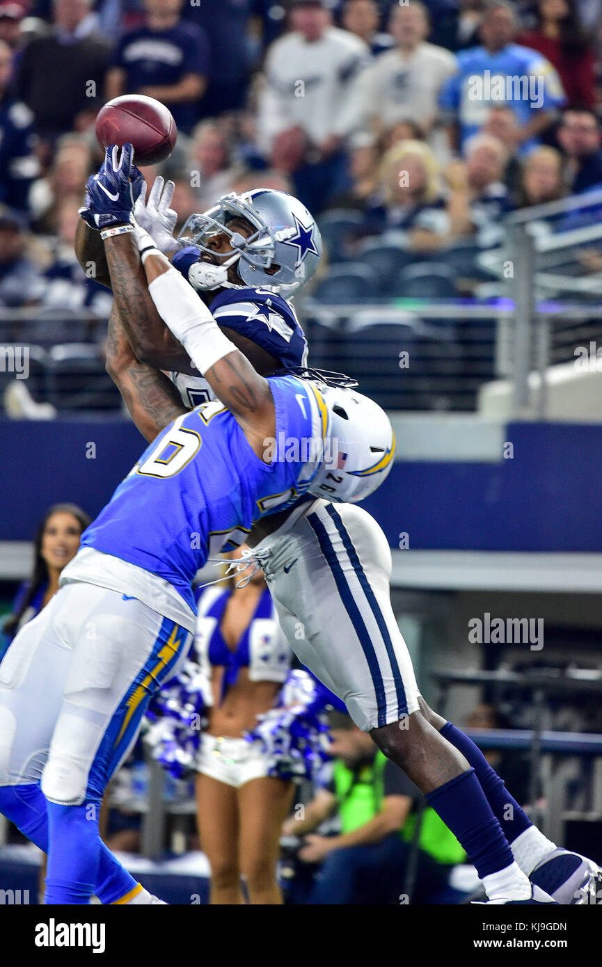 Arlington, Texas. 23 Nov, 2017. November 23rd, 2017:. Dallas Cowboys wide receiver Dez Bryant (88) versucht, den Ball zu fangen, wie Los Angeles Ladegeräte cornerback Casey Hayward (26) Während ein NFL Football Spiel zwischen der Los Angeles Ladegeräte und Dallas Cowboys bei AT&T Stadium in Arlington, Texas verteidigt. Manny Flores/CSM Credit: Cal Sport Media/Alamy leben Nachrichten Stockfoto