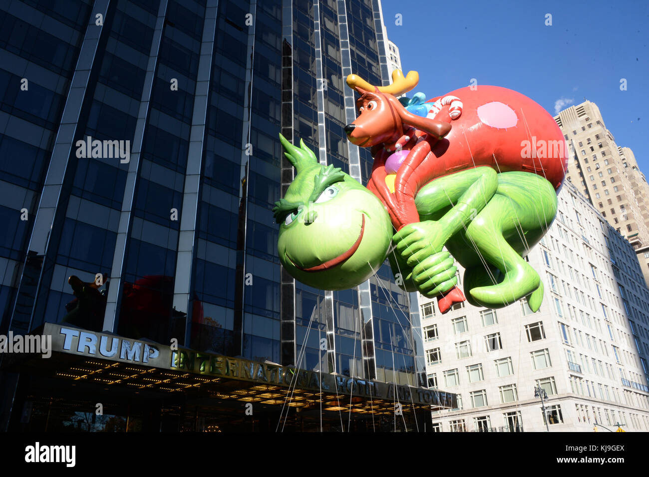 Manhattan, Vereinigten Staaten von Amerika. 23 Nov, 2017 New York, NY - 23. November: Schwimmer in der 91. jährliche Thanksgiving Day Parade von Macy's anzusehen am 23. November 2017 in New York City. Leute: float Credit: hoo-me/SMG/alamy leben Nachrichten Stockfoto