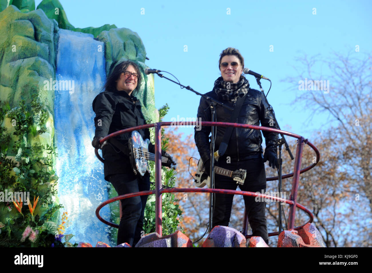 Manhattan, Vereinigten Staaten von Amerika. 23 Nov, 2017. Goo Goo Dolls bei der 91st jährlichen Thanksgiving Day Parade von Macy's anzusehen am 23. November 2017 in New York City. Leute: Goo Goo Dolls Credit: hoo-me/SMG/alamy leben Nachrichten Stockfoto