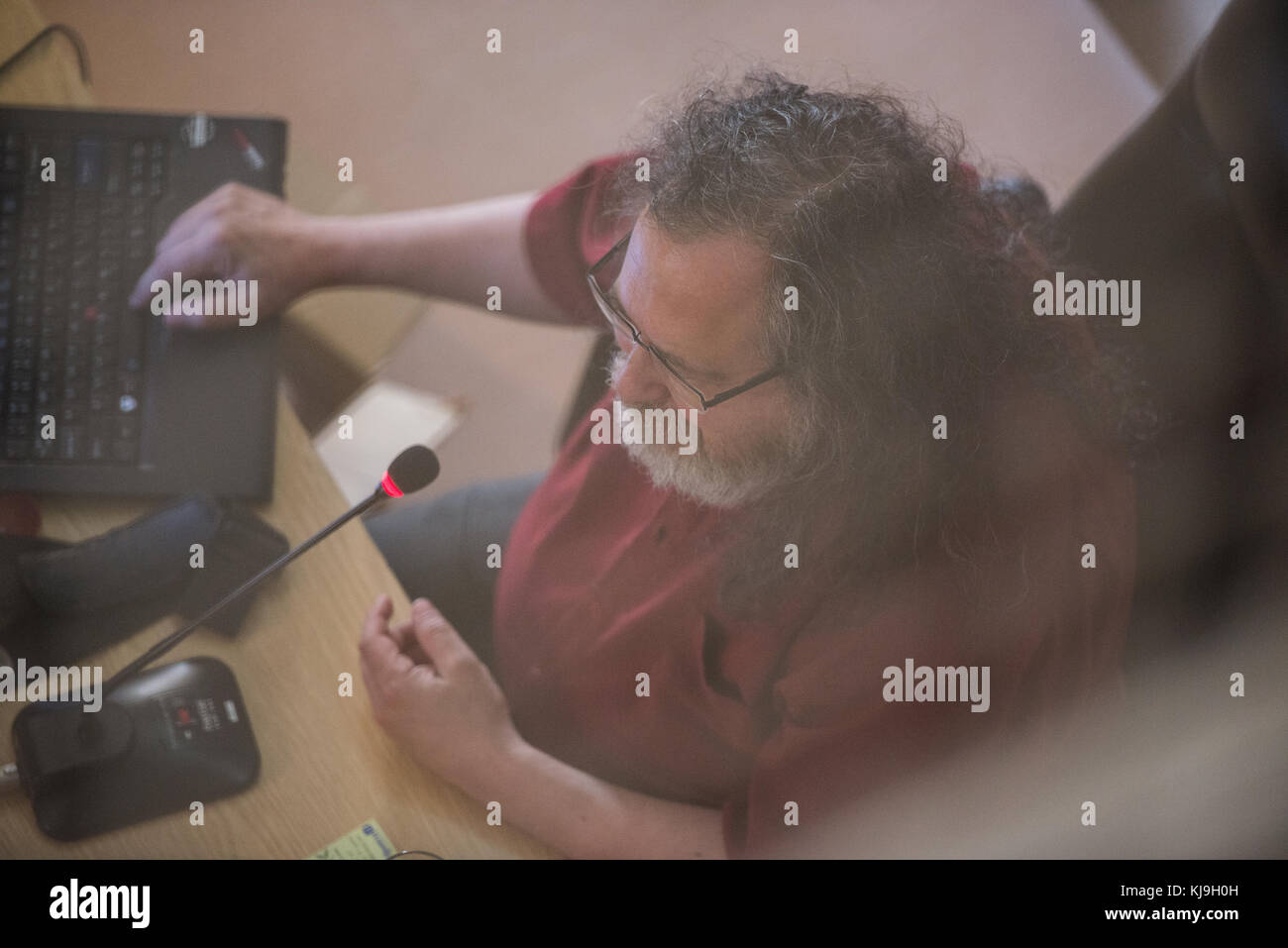 Cáceres, Spanien. 24 Nov, 2017. Der Vater von GNU und der Free Software Richard Stallman in einer Konferenz im Cáceres Schule der Technik, Universidad de Extremadura. Credit: Esteban Martinena Guerrero/Alamy leben Nachrichten Stockfoto