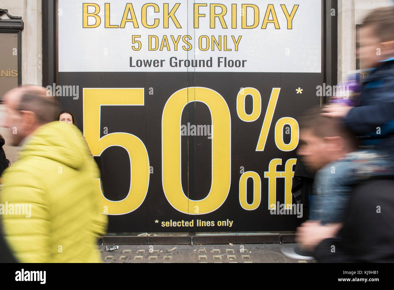 London, Großbritannien. 24. November 2017. Tezenis - Schwarzer Freitag Angebote von Händlern auf der Oxford Street. London 24 Nov 2017 Credit: Guy Bell/Alamy leben Nachrichten Stockfoto