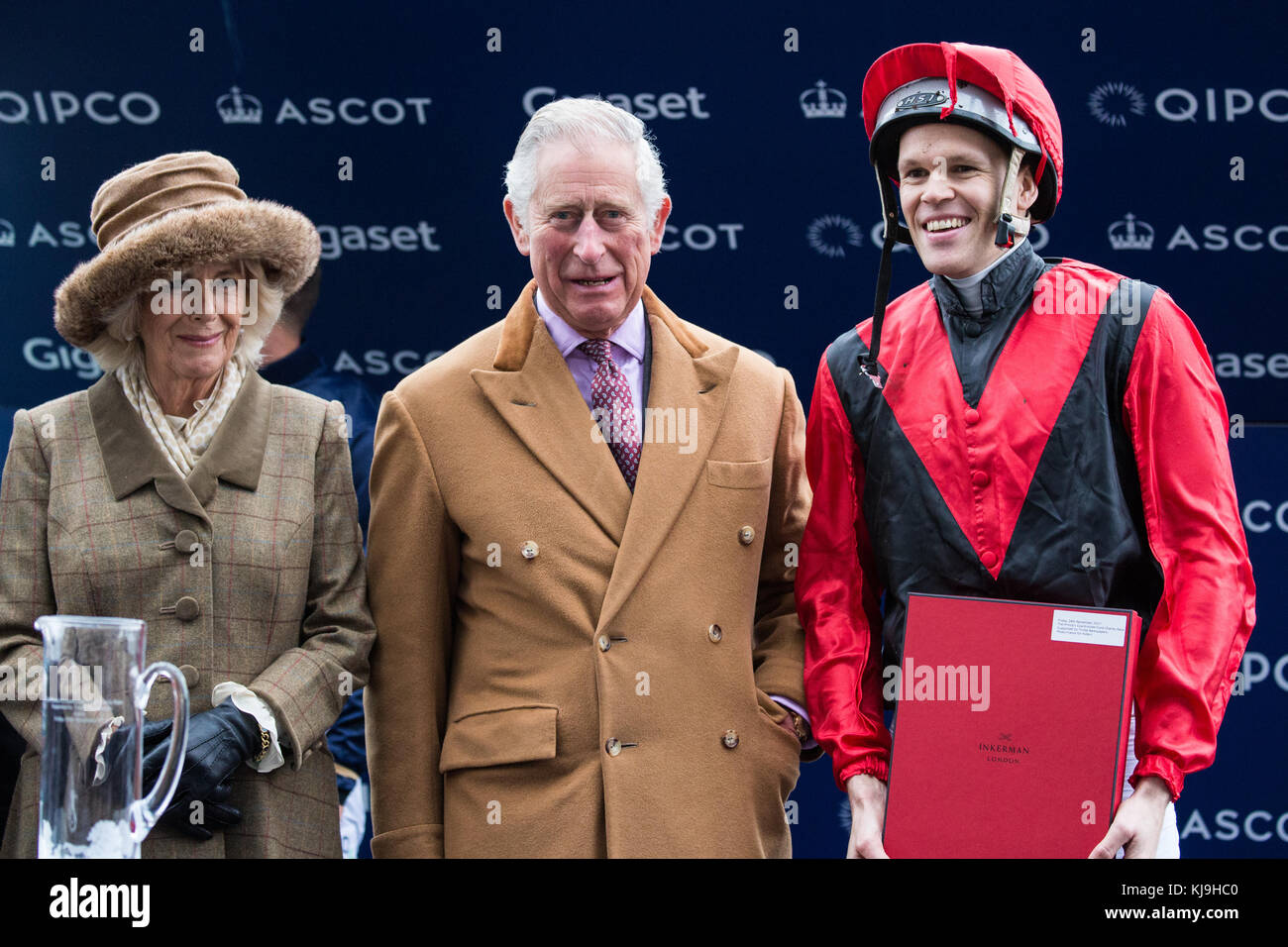 Ascot, Großbritannien. November 2017. Der Prince of Wales, Patron des Prince's Countryside Fund, und die Herzogin von Cornwall präsentieren Mark Richmond-Watson, einem Teilnehmer des Charity Race während des Prince's Countryside Fund Raceday auf der Pferderennbahn Ascot. Tom Chatfeild-Roberts gewann das Rennen auf Golden Wedding, Michael Owen wurde Zweiter auf Calder Prince. Der Prince's Countryside Fund wurde 2010 vom Prince of Wales gegründet. Quelle: Mark Kerrison/Alamy Live News Stockfoto
