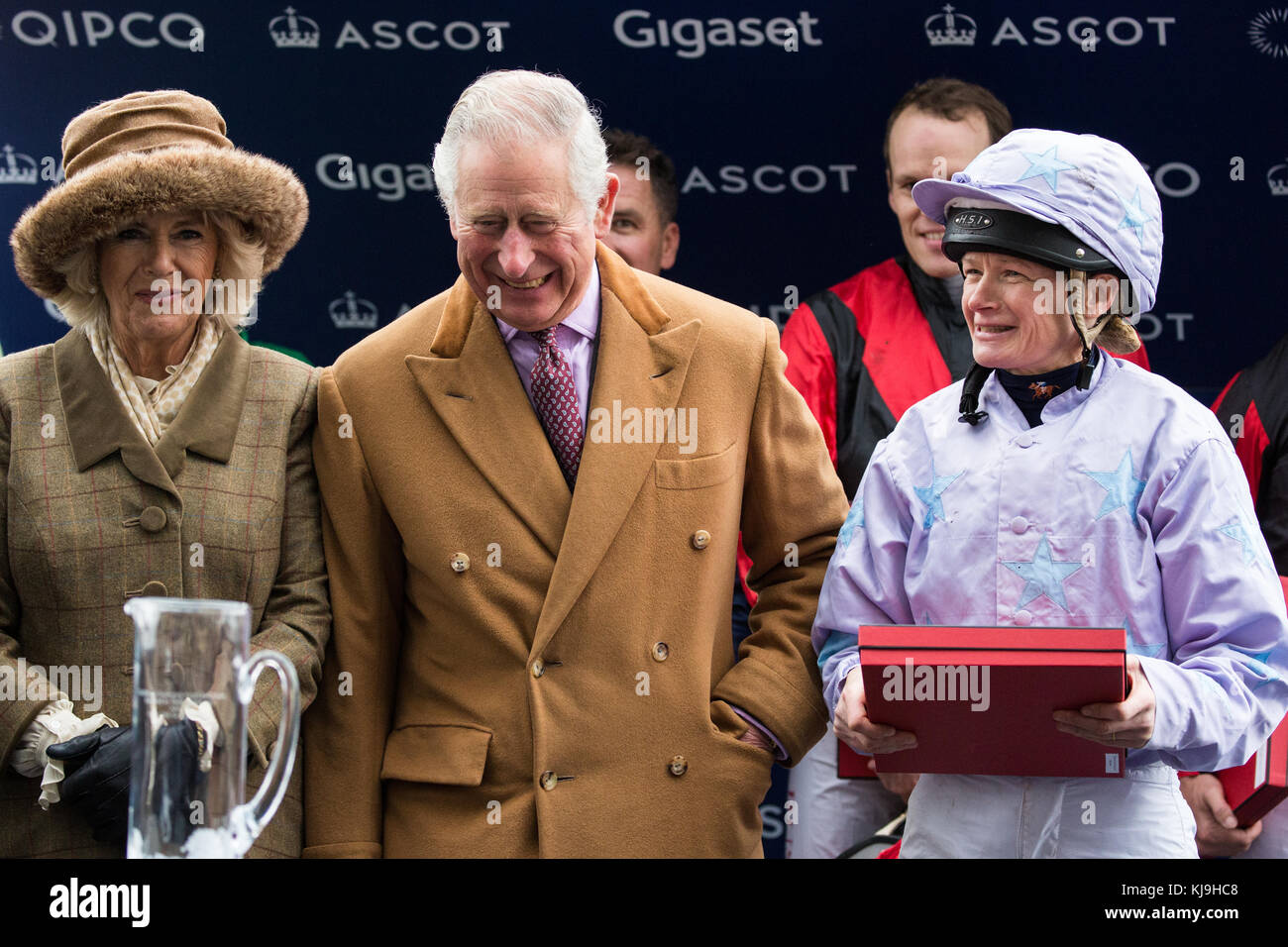 Ascot, Großbritannien. November 2017. Der Prince of Wales, Patron des Prince's Countryside Fund, und die Herzogin von Cornwall präsentieren Emma Evans, eine Teilnehmerin des Charity Race während des Prince's Countryside Fund Raceday auf der Pferderennbahn Ascot. Tom Chatfeild-Roberts gewann das Rennen auf Golden Wedding, Michael Owen wurde Zweiter auf Calder Prince. Der Prince's Countryside Fund wurde 2010 vom Prince of Wales gegründet. Quelle: Mark Kerrison/Alamy Live News Stockfoto