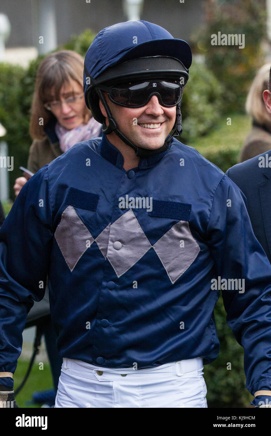 Ascot, Großbritannien. November 2017. Michael Owen, ehemaliger Fußballspieler von Liverpool, Real Madrid, Newcastle United, Manchester United, Stoke City und England, bereitet sich auf die Teilnahme am Charity Race während des Prince’s Countryside Fund Raceday auf der Pferderennbahn Ascot vor. Der Prince's Countryside Fund wurde 2010 vom Prince of Wales gegründet. Quelle: Mark Kerrison/Alamy Live News Stockfoto