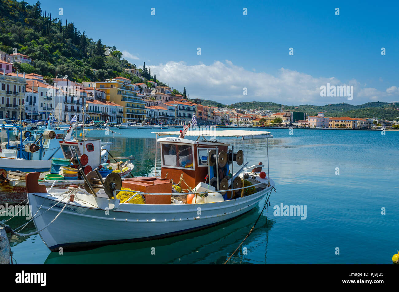 Blick auf das traditionelle Dorf Githio mit einem Fischerboot im Vordergrund. Peloponnes Griechenland Stockfoto