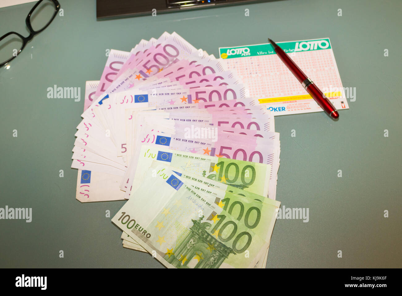 Lottery ticket mit Euro Bank Note. Österreich Lotto.europa. Stockfoto