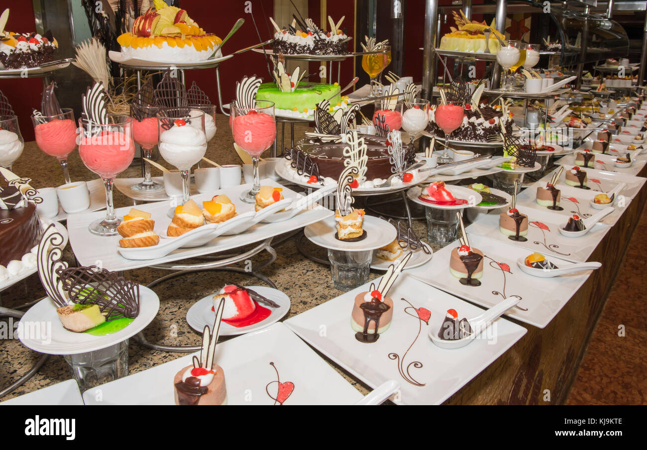 Auswahl an süßen Desserts auf ein luxuriöses Restaurant Buffet Bar Stockfoto