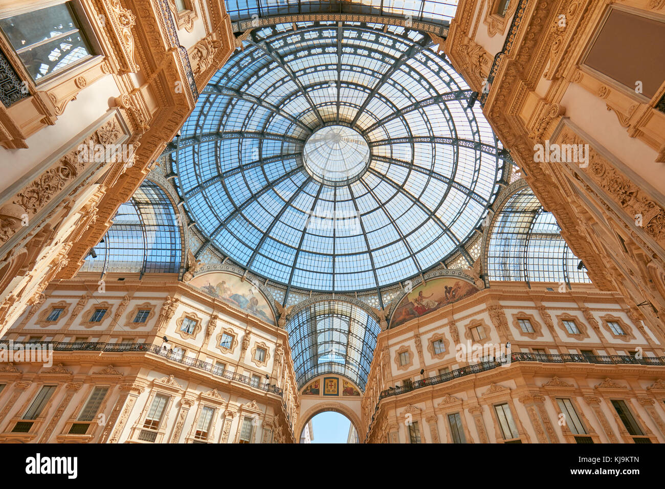 Mailand, Galleria Vittorio Emanuele, Low Angle View an einem sonnigen Tag in Italien Stockfoto