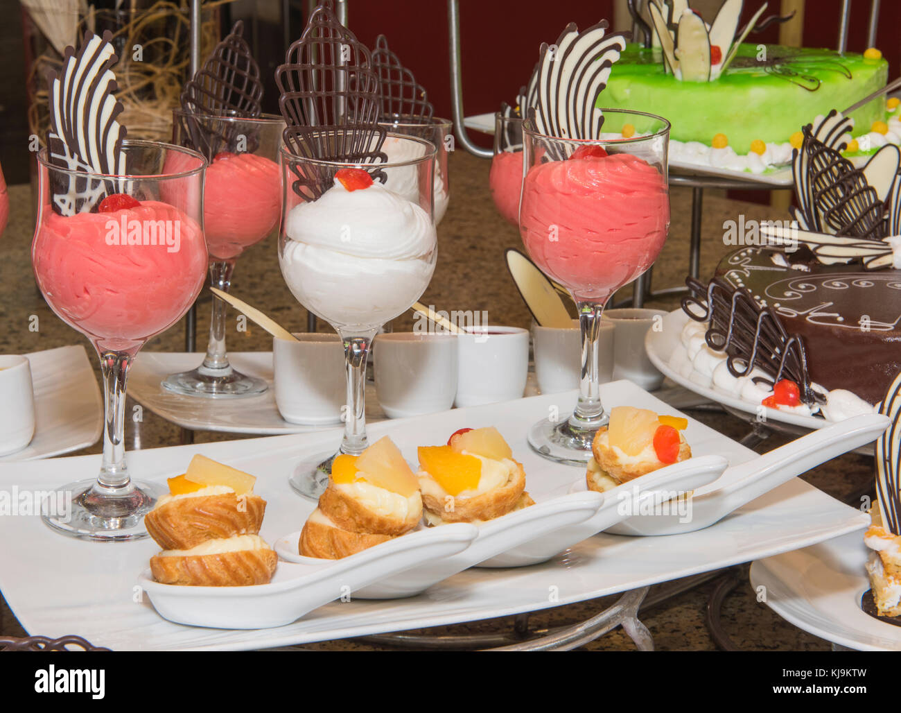 Auswahl an süßen Desserts auf ein luxuriöses Restaurant Buffet Bar Stockfoto