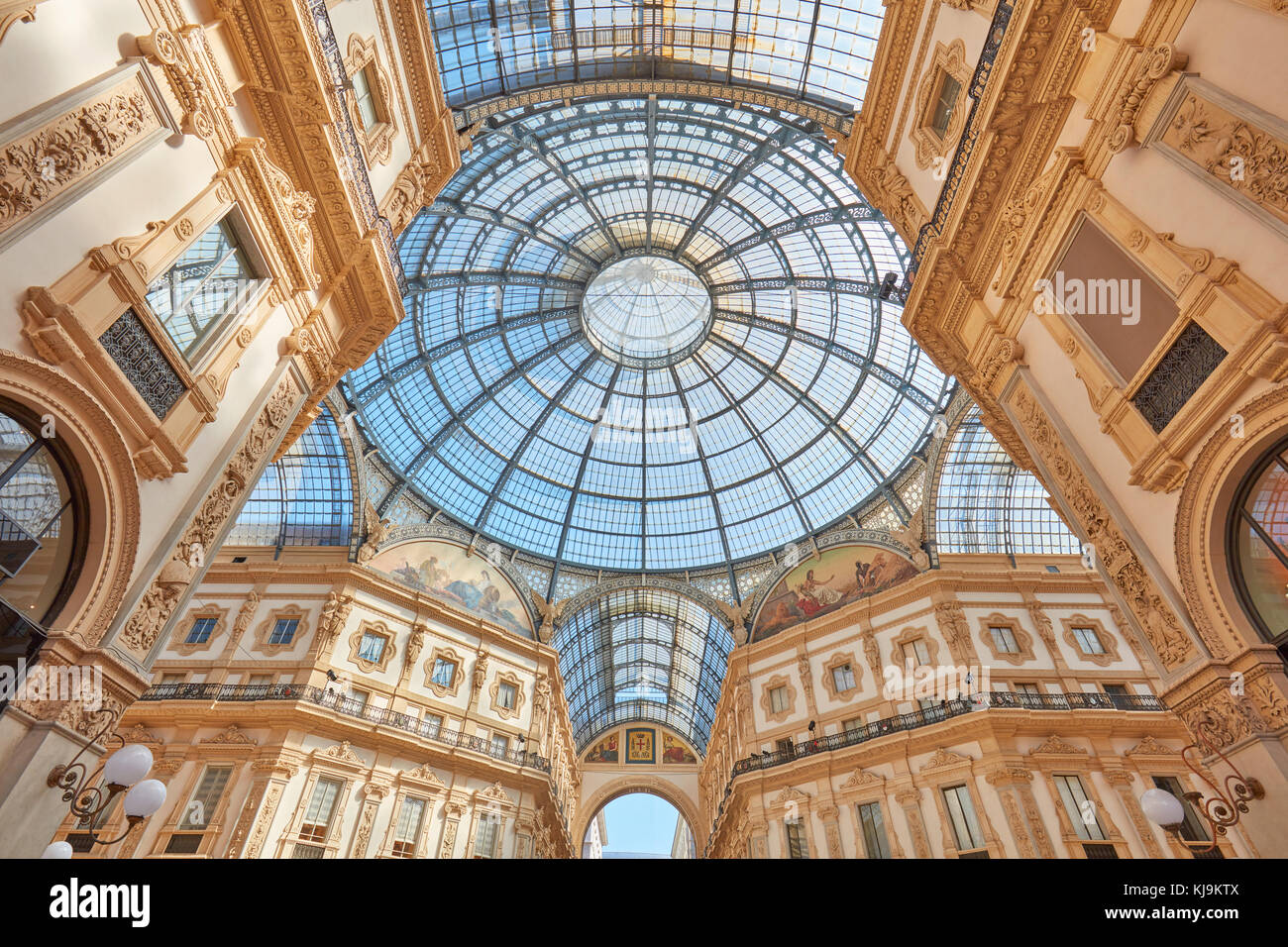 Mailand, Galleria Vittorio Emanuele, großem Betrachtungswinkel und an einem sonnigen Tag. Die Galerie beherbergt viele Luxus fashion shop der italienischen Modehauptstadt. Stockfoto
