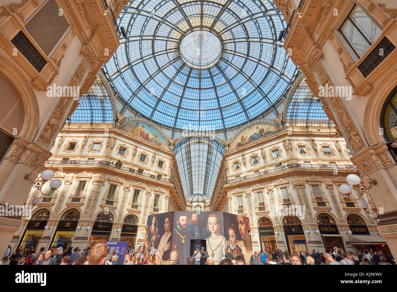 Galleria Vittorio Emanuele Interieur mit Menschen und die Stube von Juwelen Installation an einem sonnigen Tag in Mailand, Italien Stockfoto