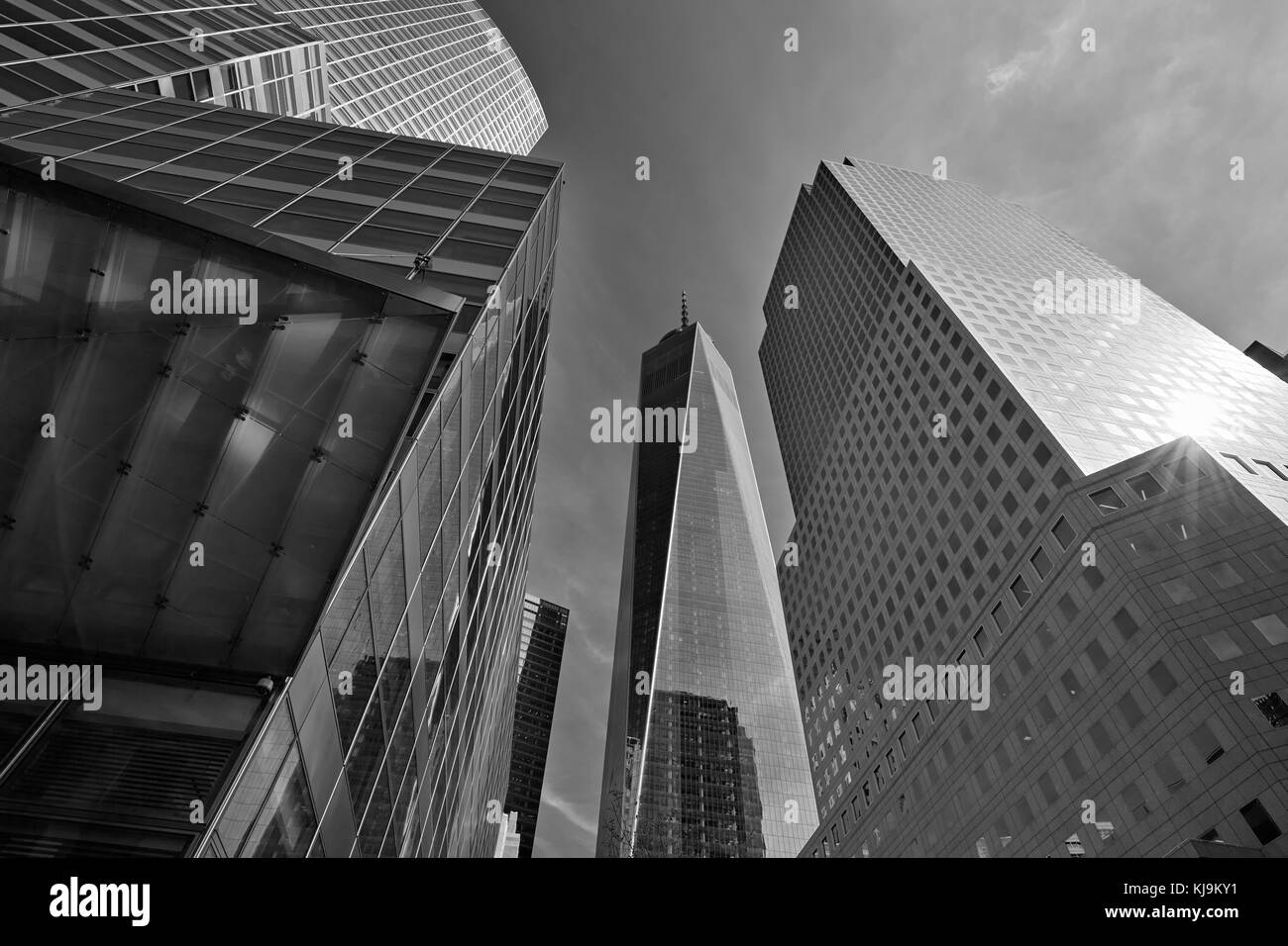 Das One World Trade Center Wolkenkratzer aus Glas Gebäuden umgeben, Schwarz und Weiß und Sun Beam in New York Stockfoto