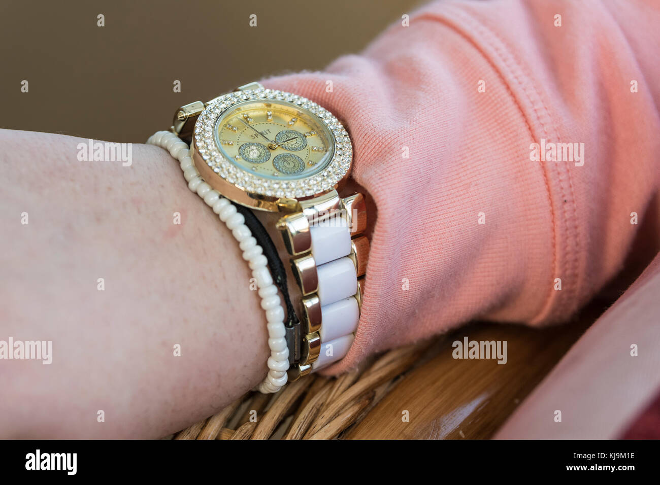 Einer Frau Handgelenk tragen eine teure Uhr. Stockfoto