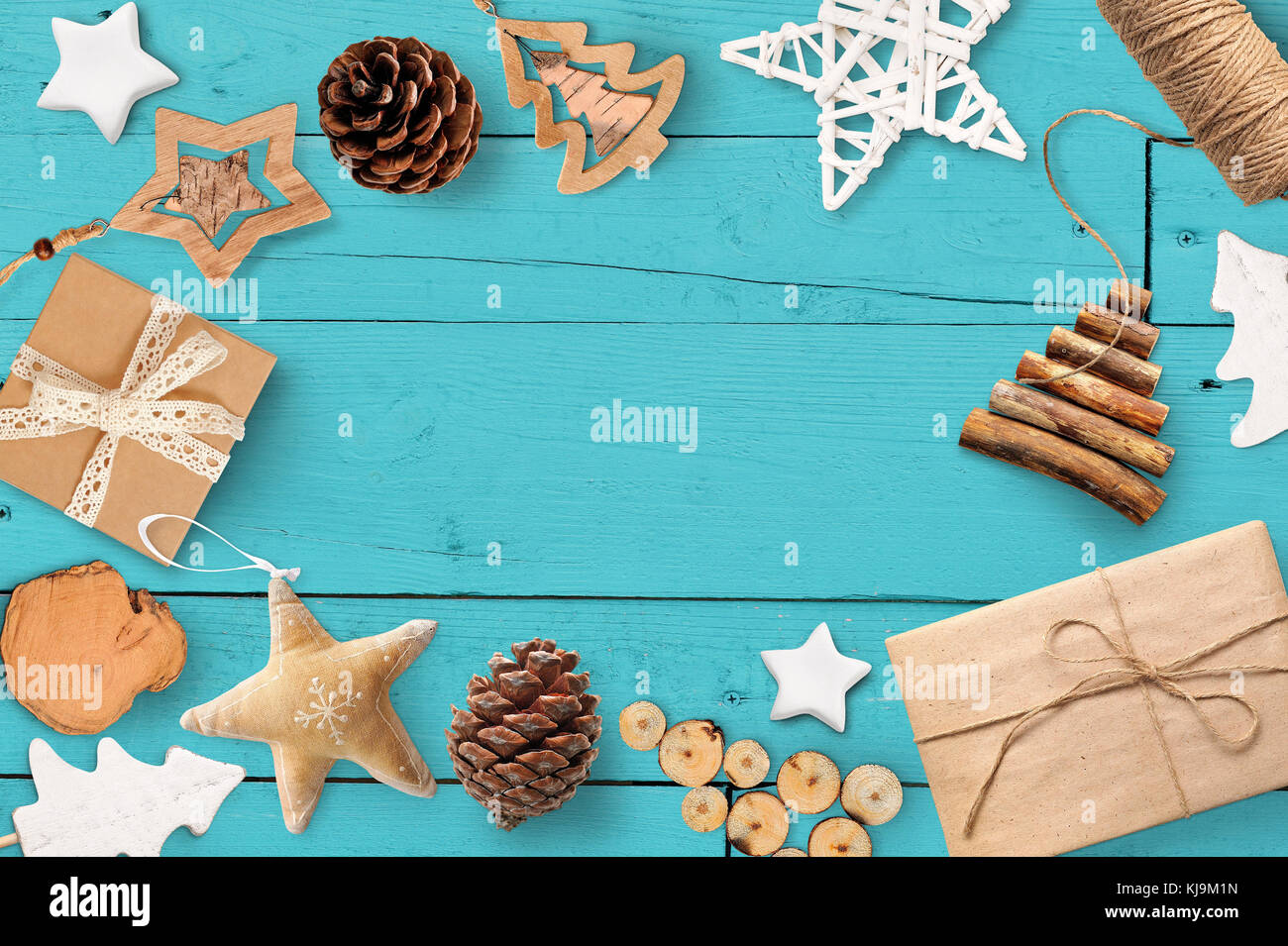 Weihnachten mock up mit Platz für Ihren Text und weiße Weihnachten Baum und Stern Geschenk, Kegel auf einem türkis Holz- Hintergrund. Flach, Ansicht von oben Foto mockup Stockfoto