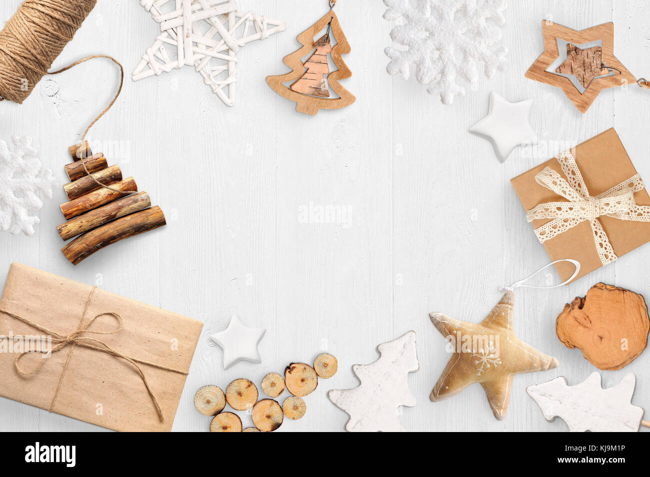 Weihnachten mock up mit Platz für Ihren Text und weiße Weihnachten Baum und Stern Geschenk, Kegel auf einem weißen Hintergrund. Holz flach, Ansicht von oben Foto mockup Stockfoto