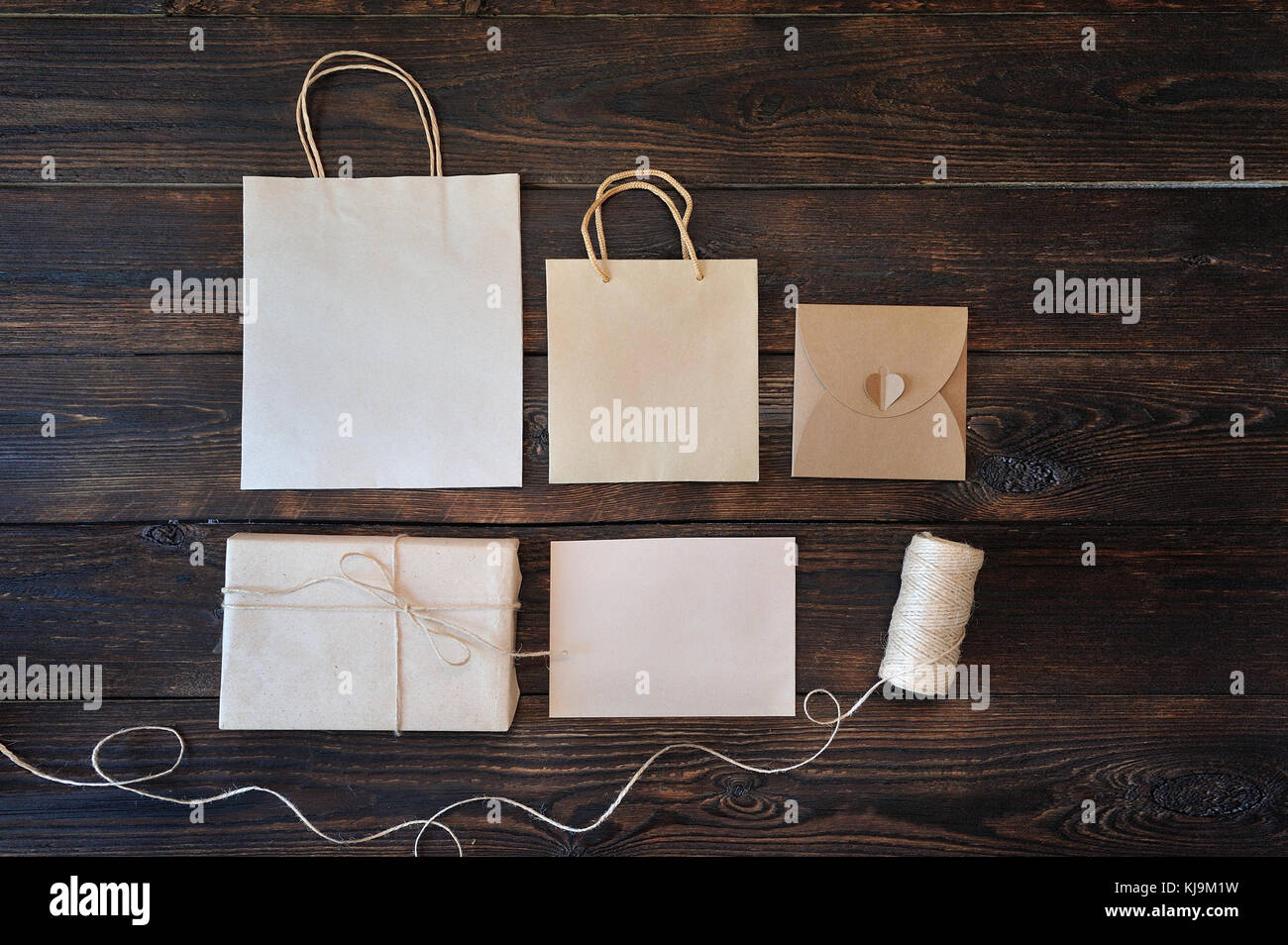 Mockup Kraftpapier Karton Geschenkbox und Paket auf Holz- Hintergrund für Design Website Hintergrund Griff Stockfoto