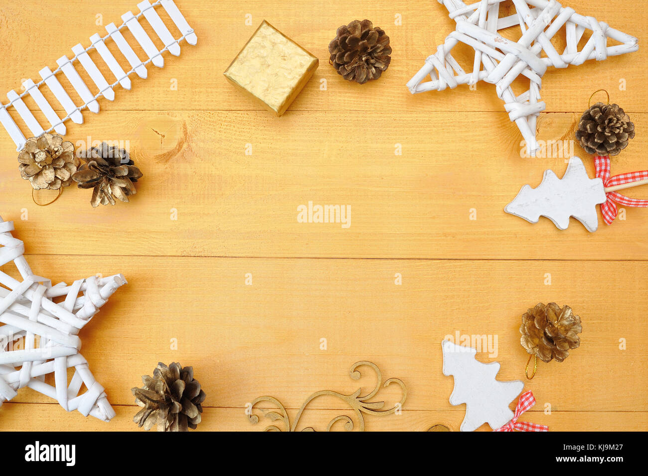 Weihnachten Hintergrund Kraftpapier Blatt Papier mit Platz für Ihren Text und White christmas tree Star und Kegel auf eine gold Holz- Hintergrund. Flach, Ansicht von oben Foto mockup Stockfoto