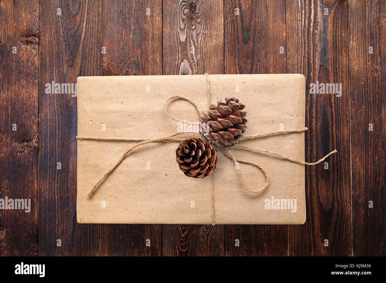 Weihnachten oder Neujahr Geschenke Geschenkkarton mit Kegel auf einem hölzernen natürlichen warmen weiße Oberfläche Blick von oben. closeup mit Freistellungspfad Stockfoto