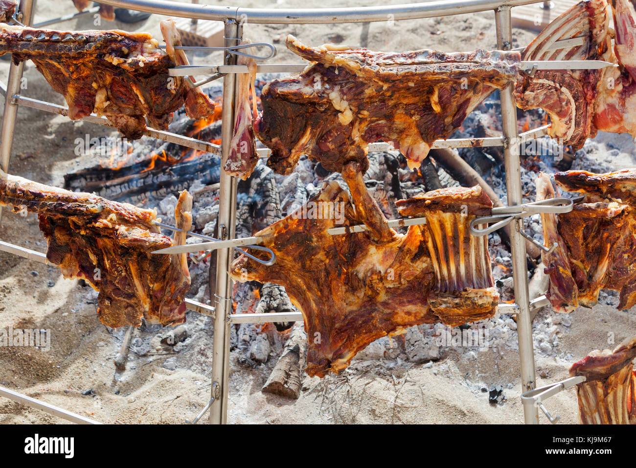 Riesiger Lagerfeuer Strand Grill in Agia Pelagia auf Kreta in Griechenland Stockfoto