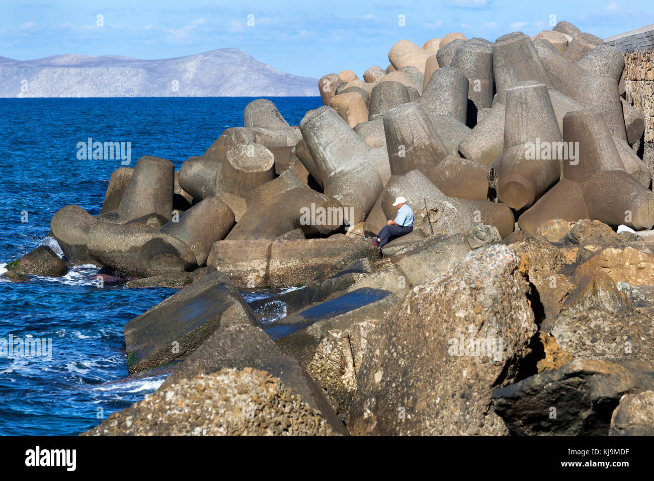 Wellenbrecher-Küstenschutz mit Betonblöcken in Heraklion auf Kreta in Griechenland Stockfoto