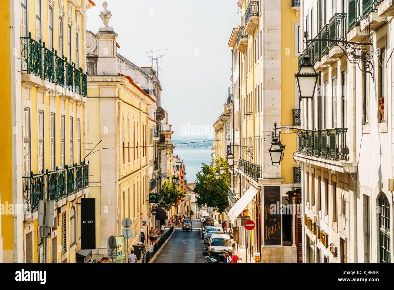 Lissabon, Portugal - 11. August 2017: Menschen zu Fuß die Innenstadt von Lissabon Stadt in Portugal Stockfoto