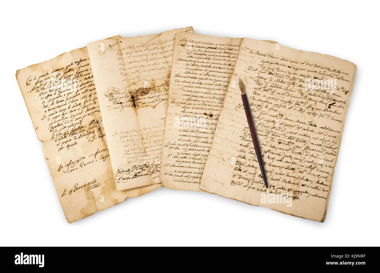 Stapel der alten Vintage Handschriften mit nib isoliert auf weißem Stockfoto