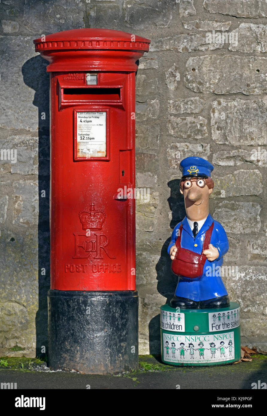 Postbote Pat Charity-box sammeln am ehemaligen Tier Bank Post, 10 Greenside, Kendal, Cumbria, England, Vereinigtes Königreich, Europa. Stockfoto