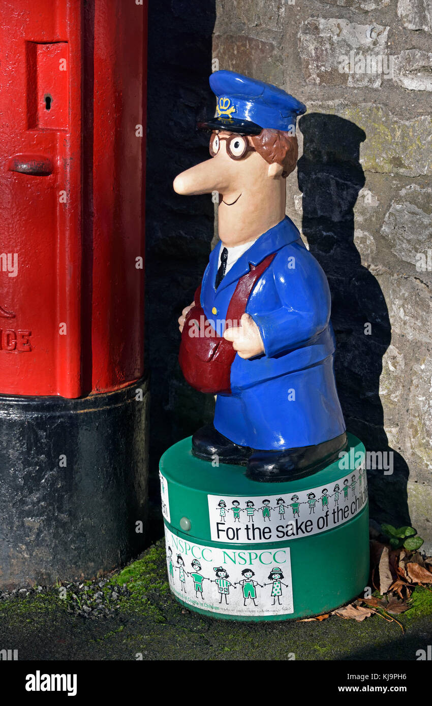 Postbote Pat Charity-box sammeln am ehemaligen Tier Bank Post, 10 Greenside, Kendal, Cumbria, England, Vereinigtes Königreich, Europa. Stockfoto