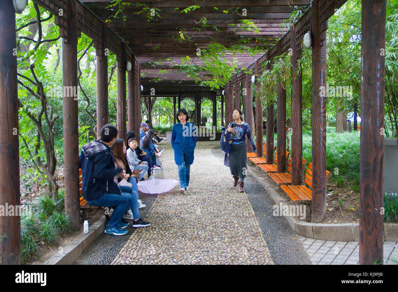 Menschen gehen durch den Huangpu Park in der Nähe des Bund am Huangpu River in Shanghai, China. Stockfoto