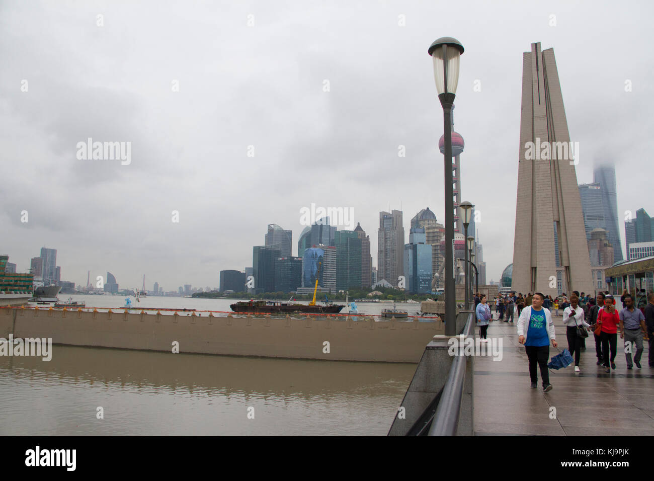 Menschen gehen in der Nähe des Bund am Huangpu River in Shanghai, China. Stockfoto