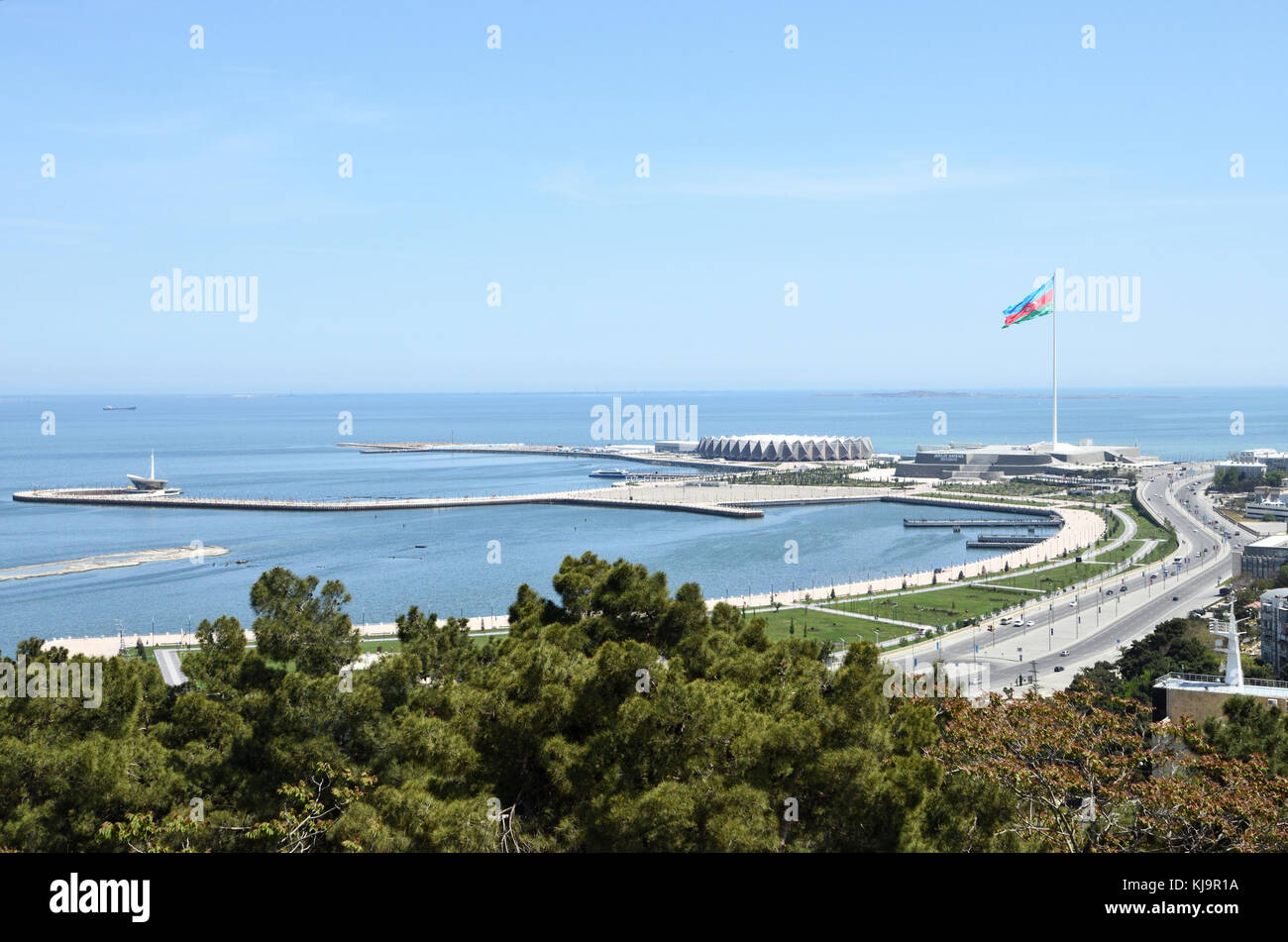 Baku.Aserbaidschan.Flaggenplatz.Kristallhalle.Mayak.Blick auf die Küstenbucht der Hauptstadt am Kaspischen Meer.Dies ist der Baku Boulevard, wird von l besucht Stockfoto