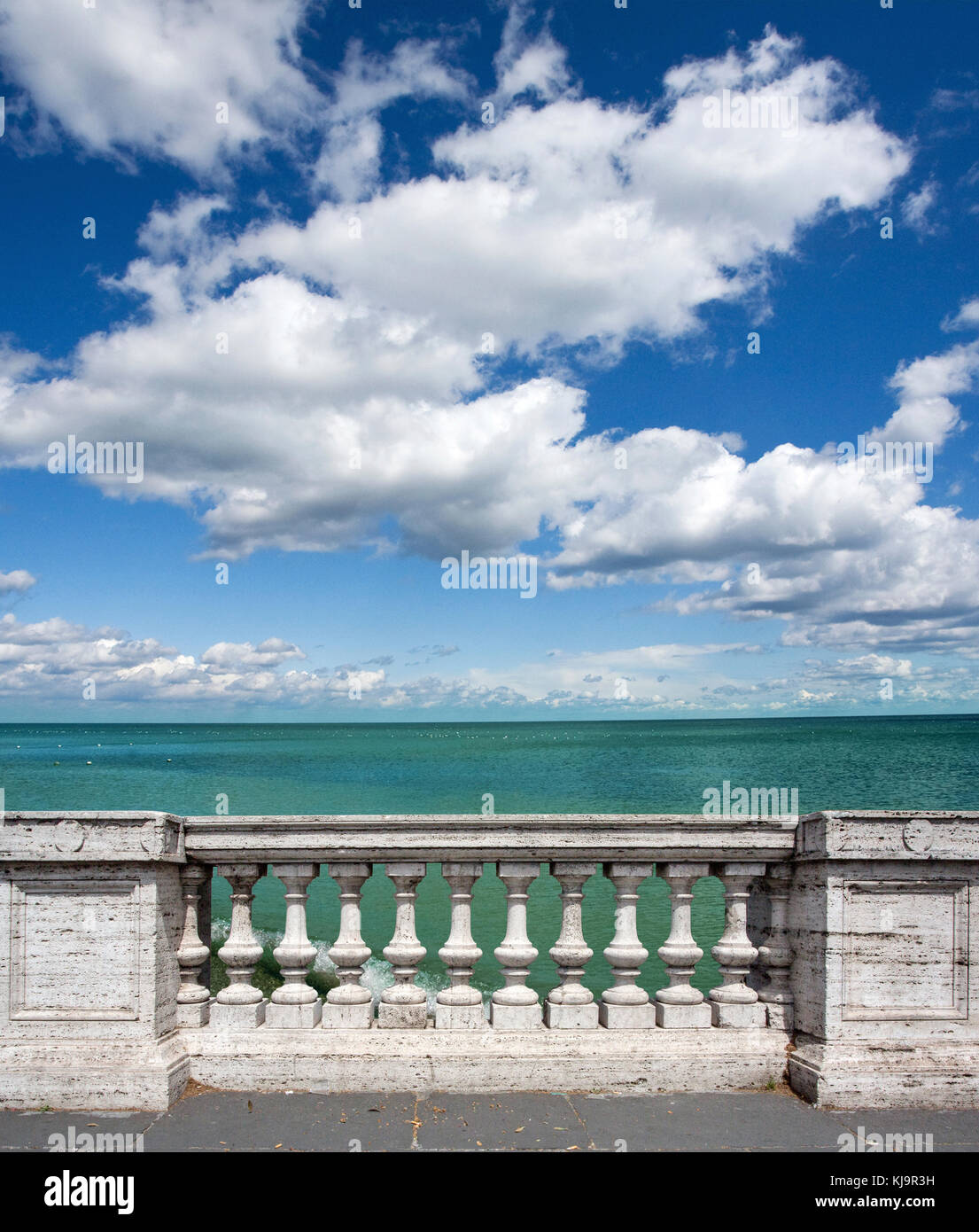 Leere Terrasse mit Blick auf das Meer mit konkreten Balustrade. mit Freistellungspfad Stockfoto