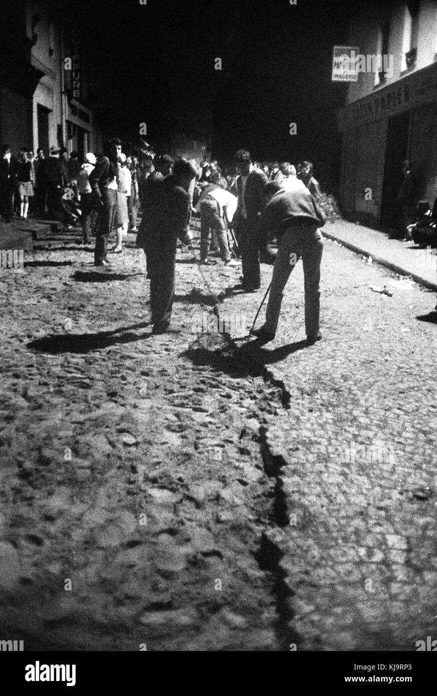 Philippe Gras/Le Pictorium - Mai 1968 - 1968 - Frankreich/Ile-de-France (Region) / Paris - Gruppe bereitstellen von eine straße Stockfoto