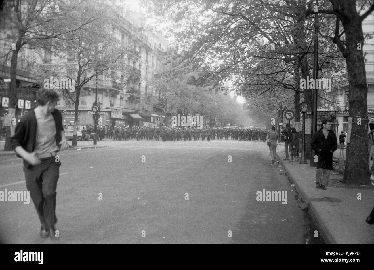 Philippe Gras/Le Pictorium - Mai 1968 - 1968 - Frankreich/Ile-de-France (Region) / Paris - laufender Mann. Stockfoto