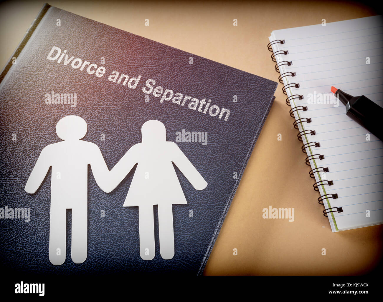 Buch von Scheidung und Trennung neben einem Notebook, konzeptionelle Bild Stockfoto