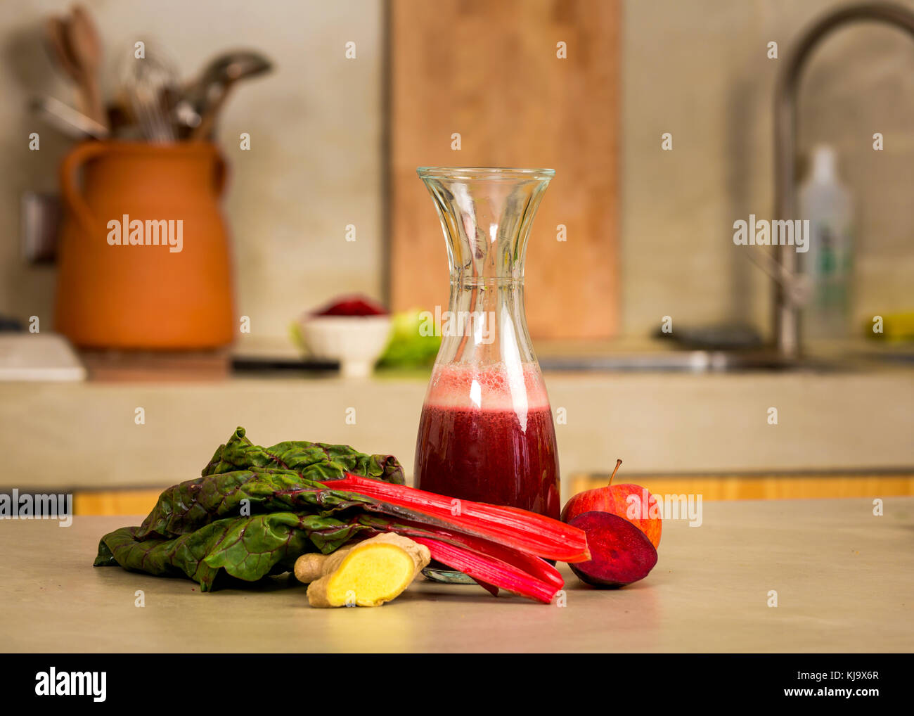 Glas Glas der roten Saft, eine Kur zu trinken. Stockfoto