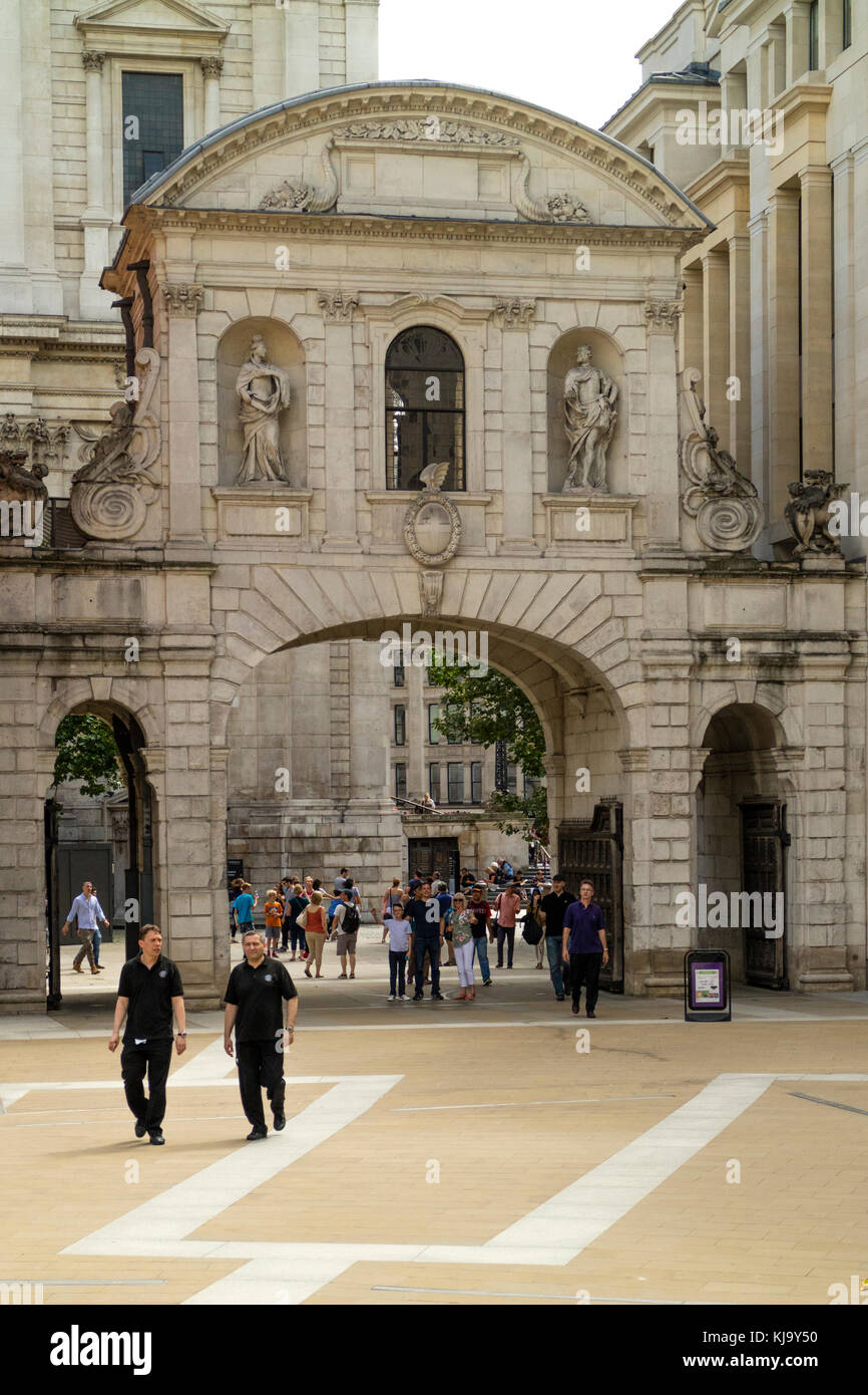 Das Temple Bar Gate wurde heute am Paternoster Square in der City of London errichtet und restauriert. Stockfoto