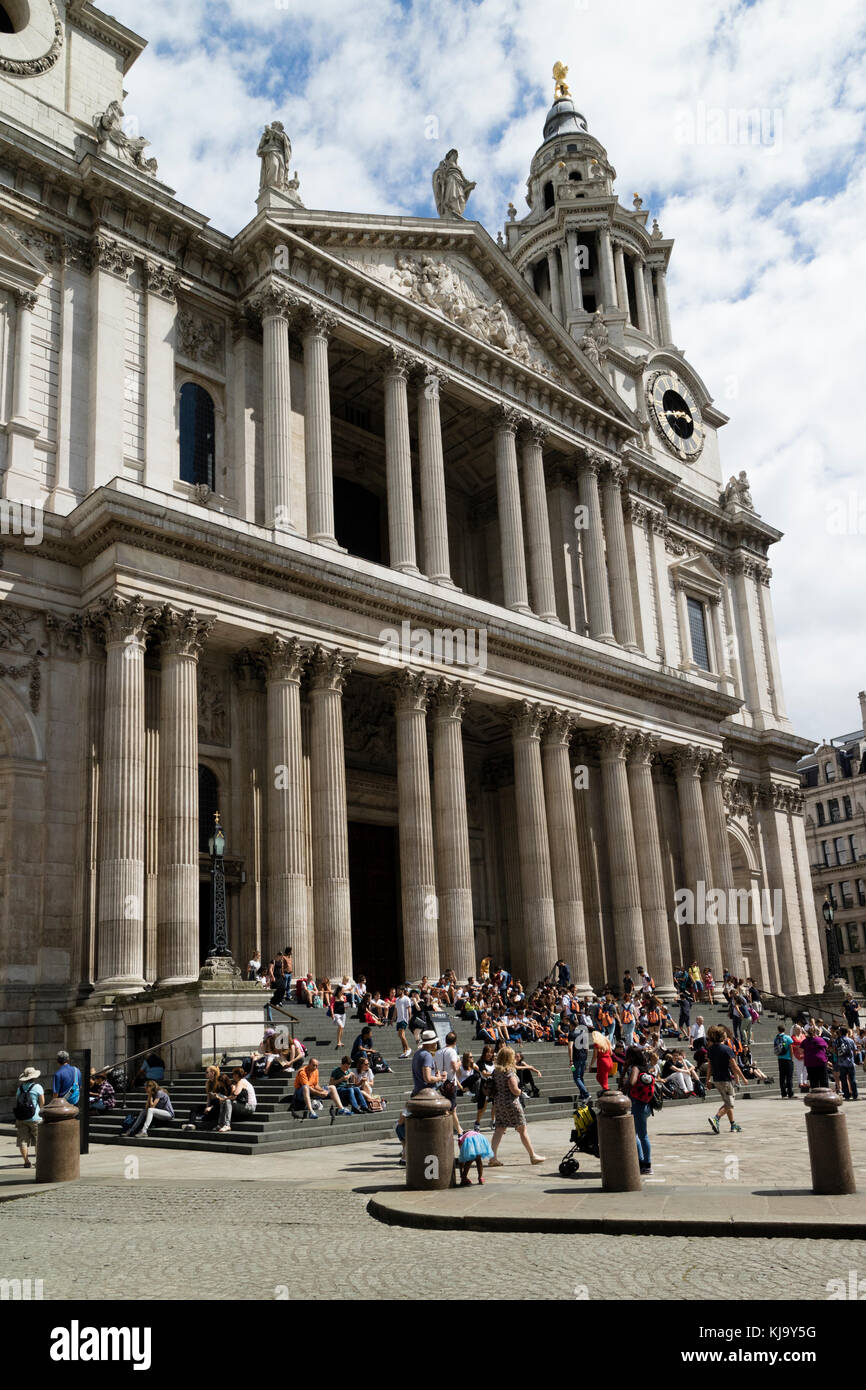 Die Westfassade von Englands bekanntester Kathedrale - St. Paul's Stockfoto
