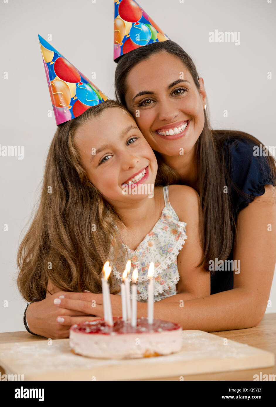 Schoß einer Mutter und Tochter in der Küche der Tochter Geburtstag feiern. Stockfoto