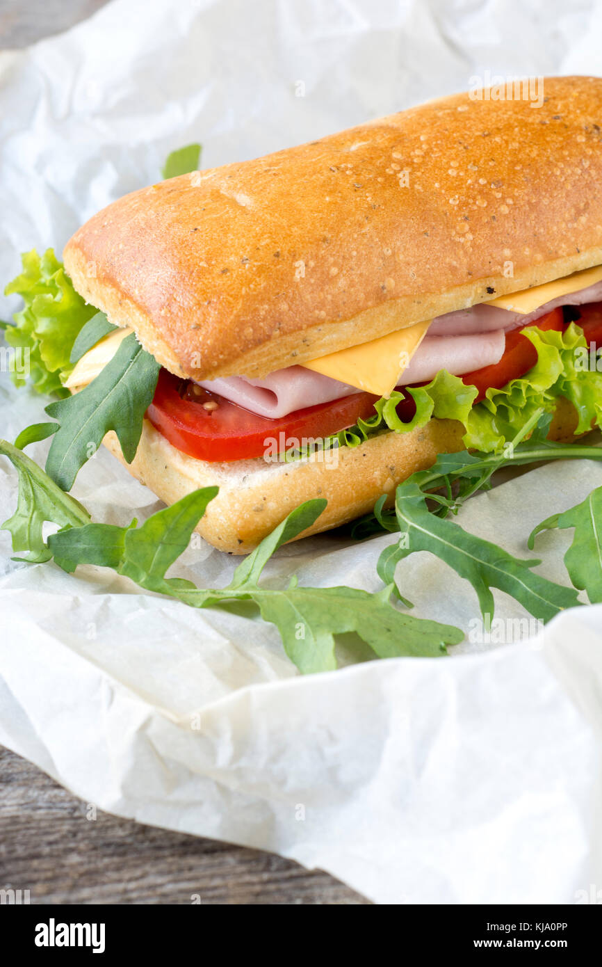 Traditionelle italienische Panini Sandwich in Papier, selektiven Fokus Stockfoto