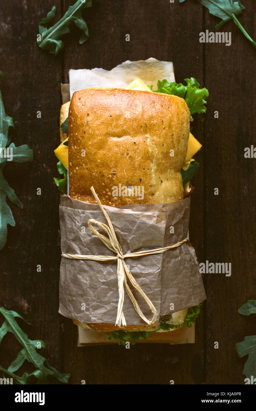 Traditionelle italienische Panini Sandwich auf der hölzernen Hintergrund von oben, selektiver Fokus Stockfoto