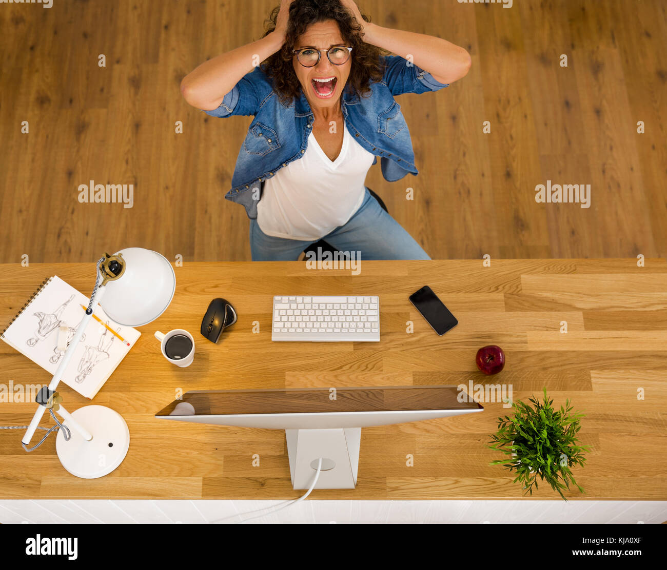 Draufsicht der Geschäftsfrau in Paning während der Arbeit in einem Büro Stockfoto