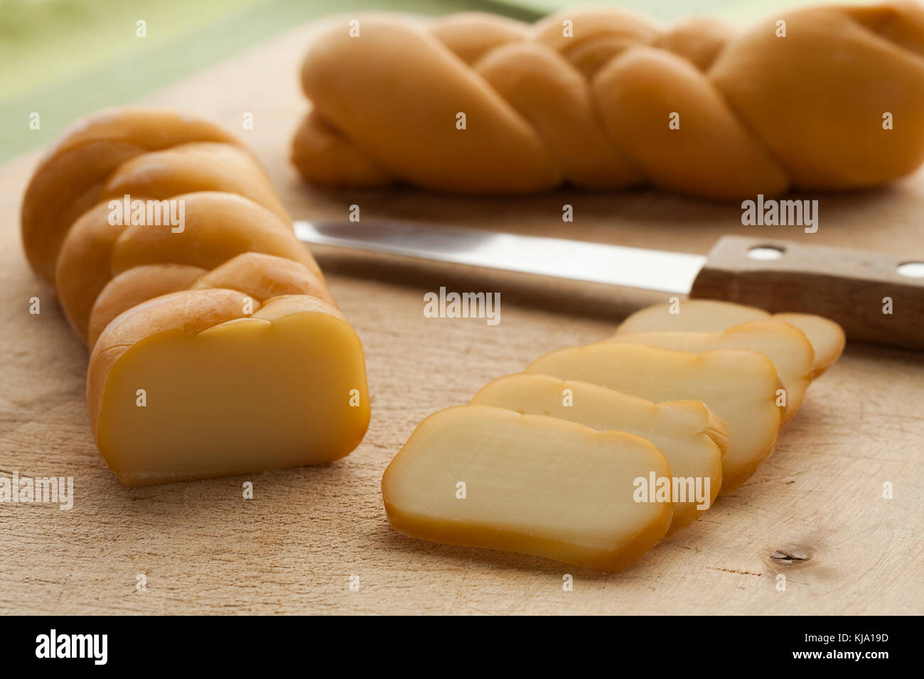 Traditionell geräucherten Slowakische halb Fett, gedämpft Käse Stockfoto