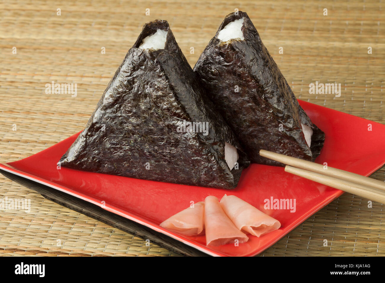 Frisch zubereitete japanische Onigiri in Algen verpackt auf einem Teller Stockfoto