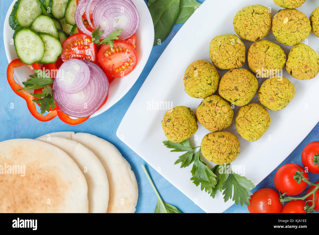 Frisch gebackene Falafel mit Pita, Zutaten für falafel Sandwich. blauen Hintergrund, Ansicht von oben. Stockfoto