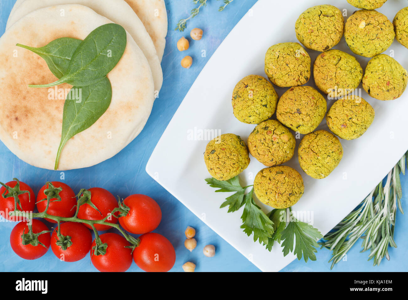 Frisch gebackene Falafel mit Pita, Zutaten für falafel Sandwich. blauen Hintergrund, Ansicht von oben. Stockfoto