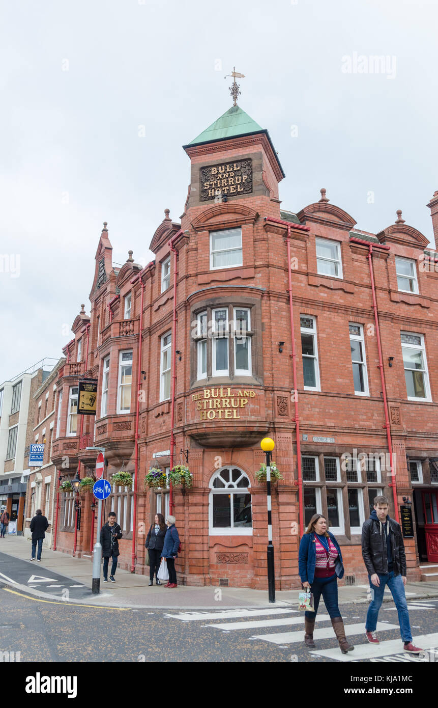 Der Stier und Steigbügel Hotel, ein Wetherspoons Kneipe in oberen Northgate Street, Chester, Großbritannien Stockfoto