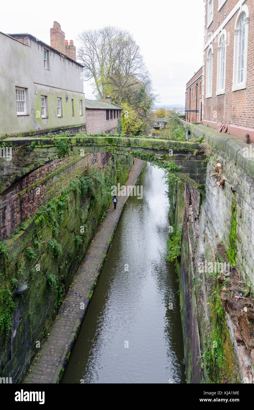 Shropshire Union Canal Hauptlinie entlang Chester alte Stadtmauer auf Northgate Street Stockfoto