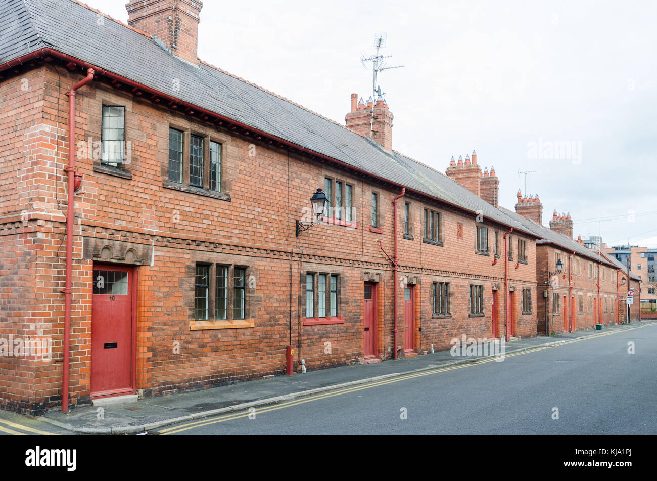 Zeile aus rotem Backstein Arbeitnehmer Ferienhäuser am Chester Cottage Improvement Company in Priory Road, Chester, England Stockfoto