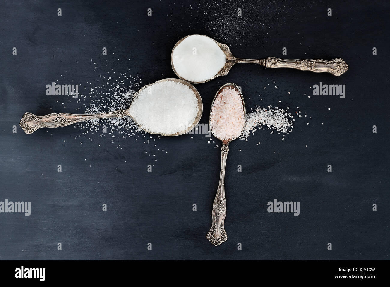 Drei antike Silber Löffel gefüllt mit einer Vielzahl von Salzen, rosa Himalaja, Meersalz und Kochsalz. Stockfoto